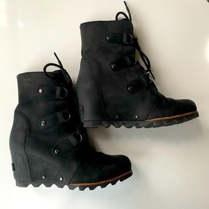 Sorel Joan of Arc black wedges